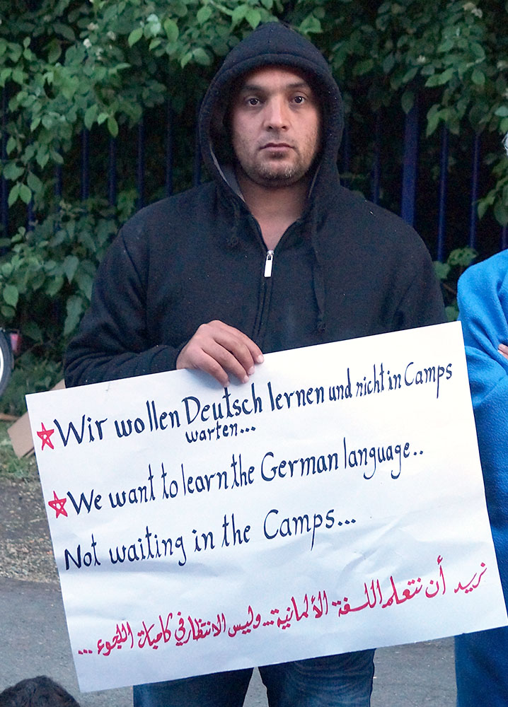 Syrische Flüchtlinge demonstrieren vor der Bundesanstalt für Migration und Flüchtlinge (BaMF) in Huckarde