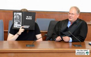 Salafist Iwan K. - hier mit seinem Verteidiger Dr. Ralf Bleicher - wird derzeit vor der Staatsschutzkammer des Landgerichtes in Dortmund wegen der Vorbereitung einer schweren staatsgefährdenden Straftat angeklagt.