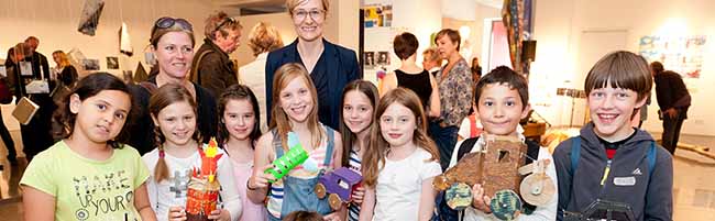 Christina Kampmann, Ministerin für Familie, Kinder, Jugend, Kultur und Sport des Landes Nordrhein-Westfalen, eröffnet die Ausstellung im Dortmunder U mit den beteiligten Kindern. Foto: Jens Sundheim