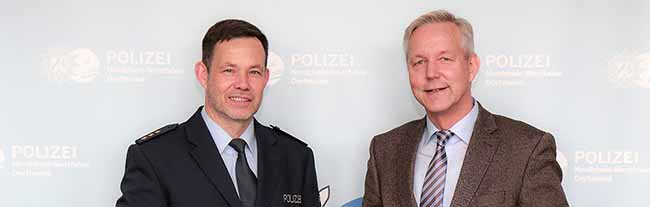 Der 56-jährige Polizeidirektor Hubert Luhmann mit Polizeipräsident Gregor Lange. Foto: Pol-Do