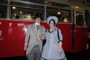 2018 posierten Dieter Gawol und Anette Göke von DADADO vor dem Oldtimer für die DADA-Bus-Tour. 