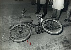 Das bekannteste Fahrrad der 68er - das Fahrrad von Rudi Dutschke mit Aktentasche nach dem Anschlag. Foto: Polizei Berlin