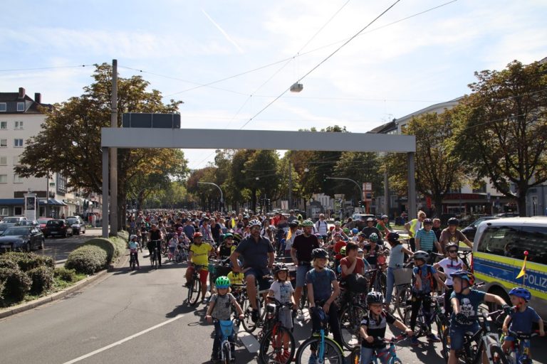 Sicher Radfahren im Alltag Aufbruch Fahrrad demonstriert