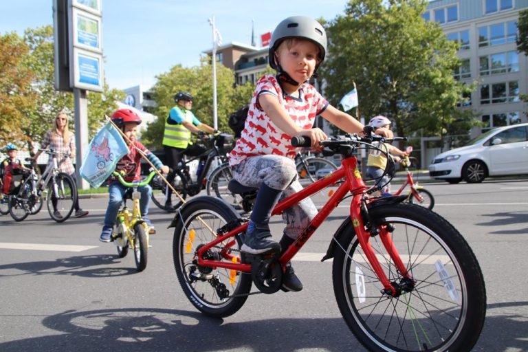 Sicher Radfahren im Alltag Aufbruch Fahrrad demonstriert