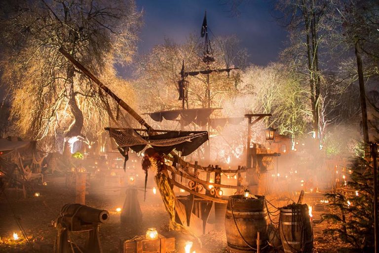 Statt Lichterweihnachtsmarkt: Mittelalterliches Auf Festplatz ...