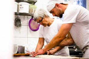 Ausbildung in einer Bäckerei: Die Gewerkschaft NGG fordert Betriebe dazu auf, auch in Krisenzeiten weiter auf Azubis zu setzen. Foto: NGG