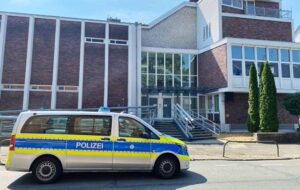 Polizeischutz vor der Synagoge - für die jüdische Gemeinde in Dortmund Alltag. Foto: Alex Völkel