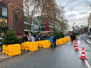 Wenig schmuckvoll ist die Kampstraße zwischen Petri- und Reinoldikirche.