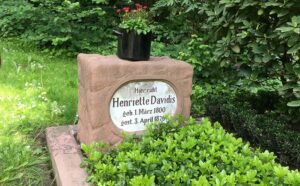 Eine Blume in einem Kochtopf als Grabschmuck für das Grab von Henriette Davidis auf dem Ostfriedhof. Fotos: Stadt Dortmund