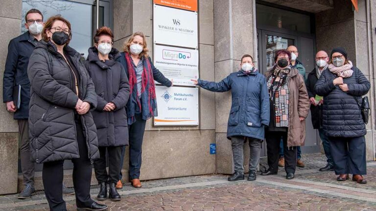 Eröffnung des MigraDO mit den beteiligten Akteuren um Sozialdezernentin Birgit Zoerner (5.v.li.) und MigraDO-Leiterin Silke Straubel (4. V.re.).