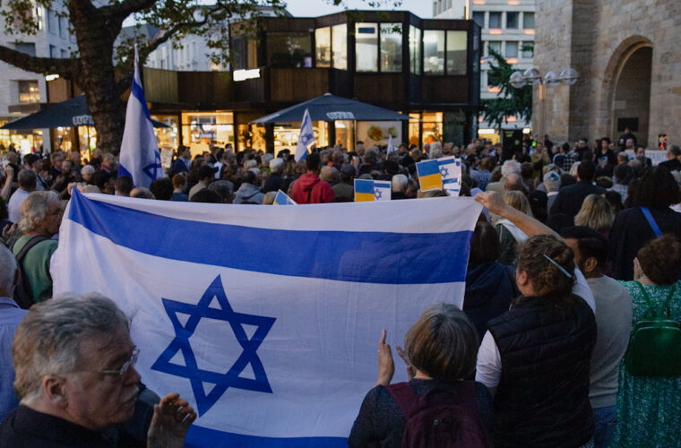 Rund 400 Menschen erklärten sich nach den Angriffen der Hamas solidarisch mit Israel.