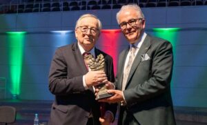 In ihrem Jubiläumsjahr hat die Auslandsgesellschaft.de zum dritten Mal den Preis für Völkerverständigung verliehen. Dieses Jahr wurde Jean-Claude Juncker, der ehemalige Präsident der Europäischen Kommission für seine außerordentlichen Verdienste um ein geeintes Europa geehrt.