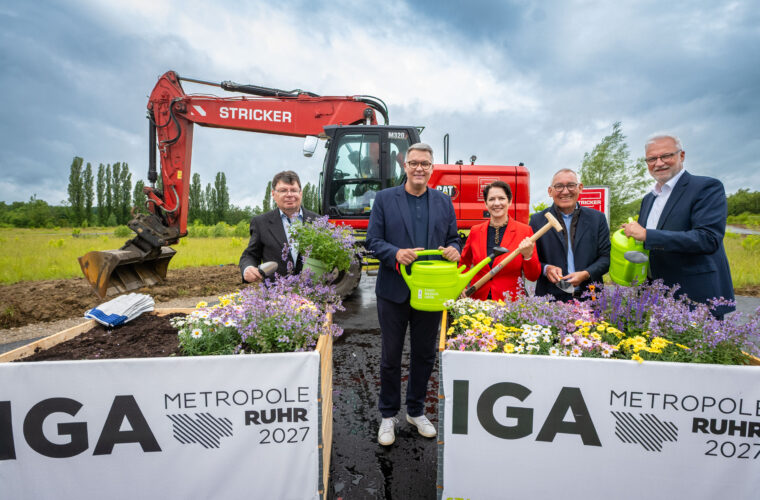 Ein Vorgeschmack auf die IGA 2027: Nördlich der Kokerei Hansa entsteht eine neue Grünanlage, der Kokereipark. Am Mittwoch gaben Horst Fischer, Geschäftsführer IGA Metropole Ruhr 2027, Oberbürgermeister Thomas Westphal, NRW-Landwirtschaftsministerin Silke Gorißen, Regierungspräsident Heinrich Böckelühr und Garrelt Duin, Regionaldirektor Regionalverband Ruhr (v.l.), das offizielle Startsignal für das Projekt.