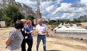Baustellenbesuch in Schytomyr: Andreas Grosse-Holz (re), Leiter der städtischen Immobilienwirtschaft, informiert sich über ein Gebäude, das für die vielen Binnenflüchtlinge entsteht - inklusive Luftschutzbunker.