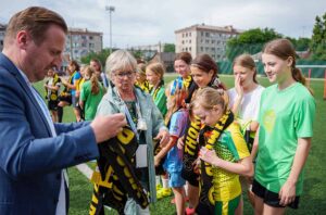 Zur großen Freude der jungen Fußballspieler*innen verteilte Bürgermeisterin Barbara Brunsing BVB-Artikel für die Jugend- und Mädchenmannschaften der Fußballakademie Schytomyr.
