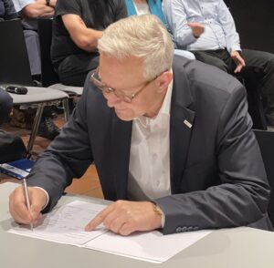 Polizeipräsident Gregor Lange bei der Unterzeichnung der Vereinbarung