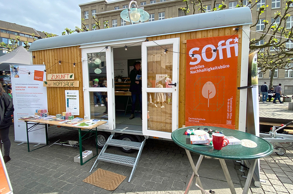 Das Mobile Nachhaltigkeitsbüro „Soffi“ der FH Dortmund steht während der Nachhaltigkeitswoche auf dem Martin-Schmeißer-Platz.