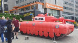 „Rote Karte für den Werbedeal - Nein zu Rheinmetall als Sponsor beim BVB“ war das Motto einer Protestaktion der Partei „Die Linke“ vor dem Deutschen Fußballmuseum und dem BVB-Fanshop in Dortmund. Das Sponsoring bewegt und provoziert viele Fans.