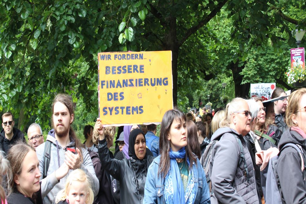 Die Forderungen der Demonstrierenden zielen darauf ab, die Qualität und die Finanzierung der Kinderbetreuung in NRW nachhaltig zu verbessern.