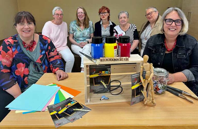 Werben für die Teilnahme (v.li.): Künstlerin Astrid Halfmann, Evelin Büdel, Karin Berghoff, Melanie Looke, Hannelore Cordes, Anni Grutzpalk und AWO-Vorsitzende Anja Butschkau.