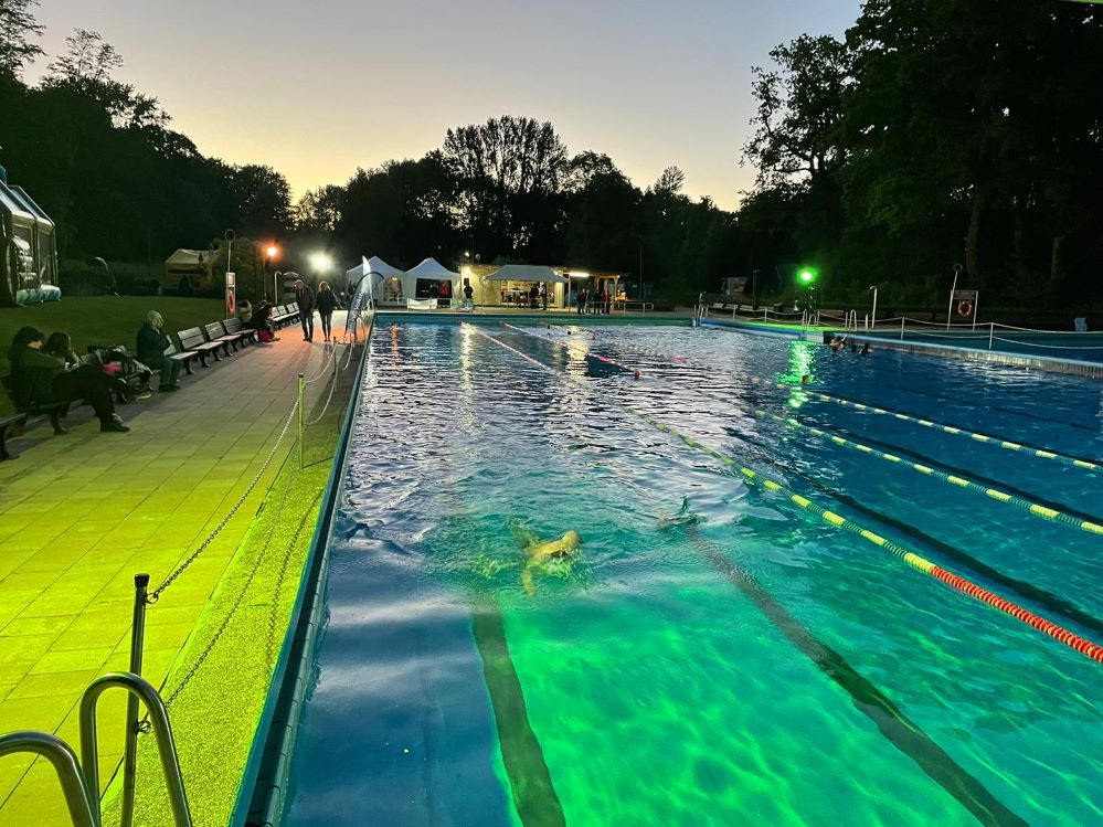 Beim 24-Stunden-Schwimmen wird das Freibad Wellinghofen Nachts bunt beleuchtet.