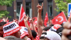 Auch bei der EURO wurden nach den Siegen der türkischen Mannschaft in Dortmund vielfach der Wolsgruß gezeigt.