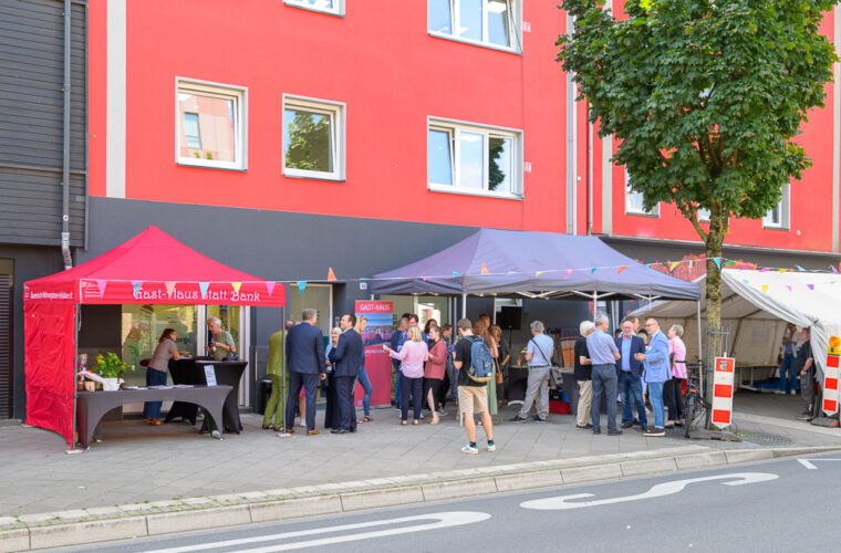 Großer Andrang bei der Eröffnungsfeier für das neue „Gesundheitshaus“ für wohnungs- und obdachlose Menschen in Dortmund.