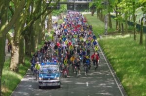 Die Fahrradsternfahrt führt unter anderem über die B1.