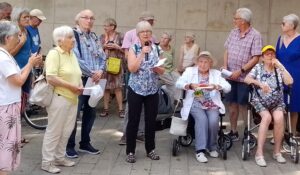 Bürgermeisterin Barbara Brunsing hält die Eröffnungsrede bei der Kundgebung.