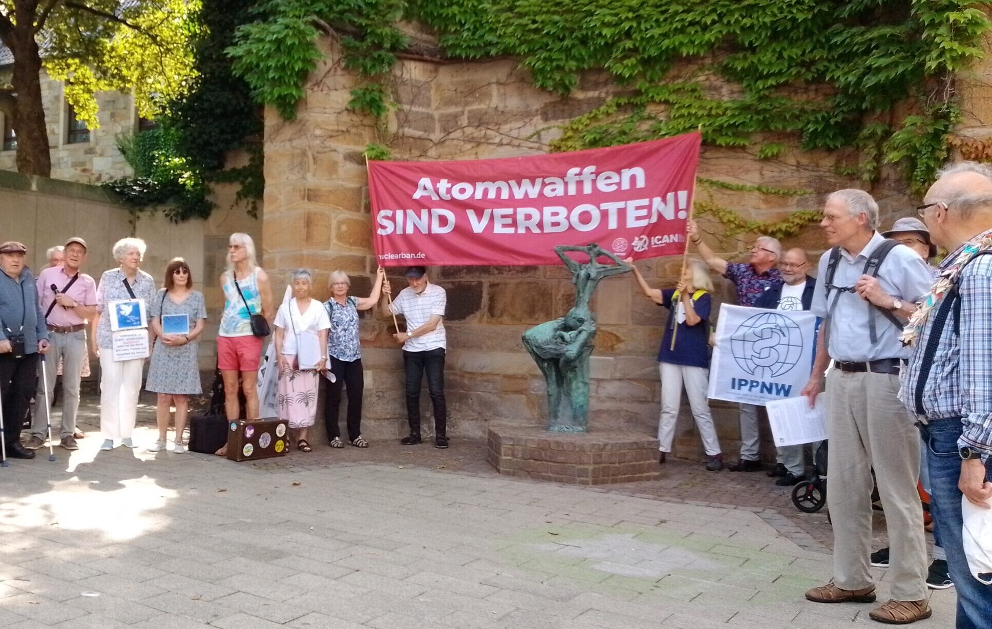 Die Eröffnung des Gedenktags fand an der Skulptur „Mutter Hiroshima“ statt.