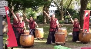 Die japanische Trommlergruppe Senryoku Taiko unter dem Ginkgo-Baum.