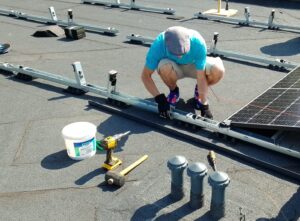 „BürgerEnergie Dortmund eG“-Initiator Thomas Orban packt persönlich bei der Installation der Solar-Anlagen an.