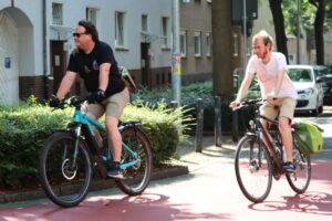 Axel Rickel und Felix Fesca auf dem bereits fertiggestellten Teilstück des RS1 (von links nach rechts).