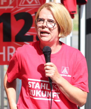 Nadja Lüders bei der Betriebsratsinformationsveranstaltung vor der Westfalenhütte