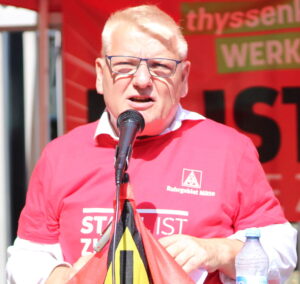 Norbert Schilff bei der Betriebsratsinformationsveranstaltung vor der Westfalenhütte