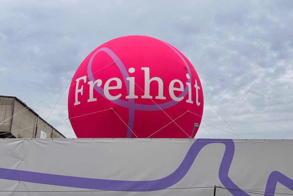 Kaum zu übersehen: Das Thema der Ausstellung steht auf einem großen pinken Ballon.