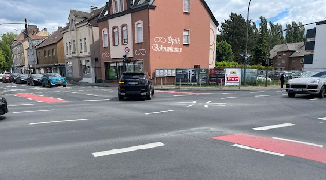 In einer Kreuzung in Kirchlinde ist der Fahrrad-Schutzstreifen nicht komplett gefärbt.