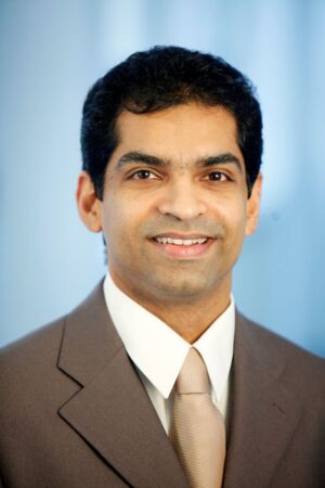 Dr. phil. Syal Kumar ist Experte für Traditionelle Indische Medizin und Lehrstuhl für Naturheilkunde und Integrative Medizinan der Medizinischen Fakultät der Universität Duisburg-Essen.