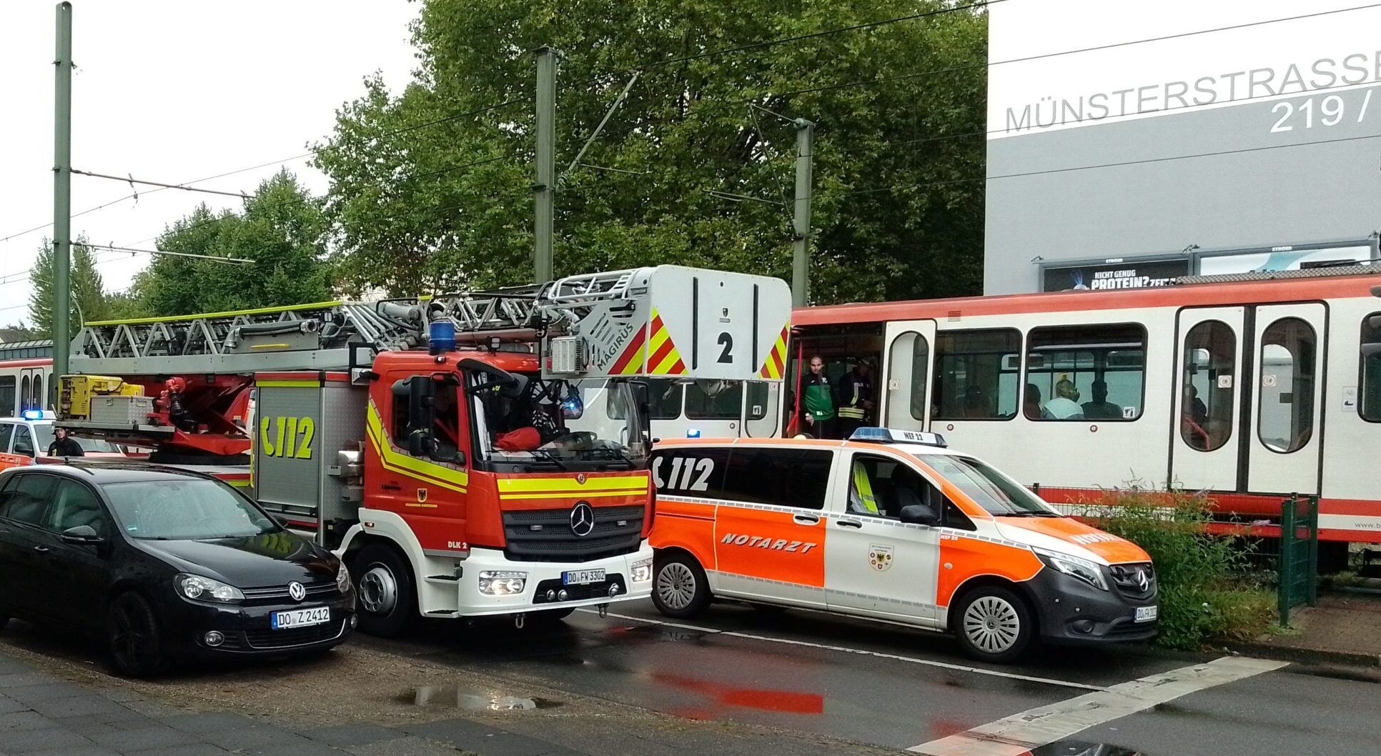 Am Mittwochnachmittag wurde ein 9-jähriges Kind von einer Stadtbahn erfasst und lebensgefährlich verletzt.