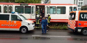 Der DSW21 und die Feuerwehr Dortmund unterstützten Fahrgäste beim Verlassen der Bahn.