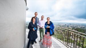 Birgit Niedergethmann (Leiterin Stadtplanungs- u. Bauordnungsamt, von links), Stefan Nies (Orga-Team Denkmaltag), Ingmar Luther (Leiter Untere Denkmalbehörde) und Philine Fischer (Westfalenpark) stellen das Wochenendprogramm und den Florianturm vor.