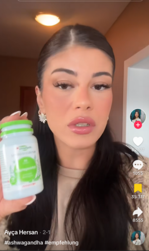 Die Influencerin Ayça Hersan teilt auf TikTok ein Video, in dem sie Ashwagandha als Wundermittel bewirbt und ihren Followern auch empfiehlt es einzunehmen. 