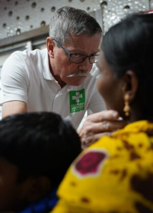 Die Ärzt:innen, bei den „German Doctors“, behandeln ihre Patient:innen nur mit Basisuntersuchungen.