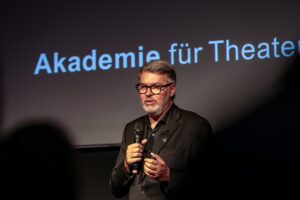 OB Westphal informiert Gäste über den Sachstand beim 15. Dialog in der Akademie für Theater und Digitalität