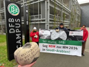 Gegen die Vergabe der WM nach Saudi-Arabien protestierten AWO International, AWO Westliches Westfalen und das Fan-Bündnis Fairness United vor der DFB-Zentrale in Frankfurt.