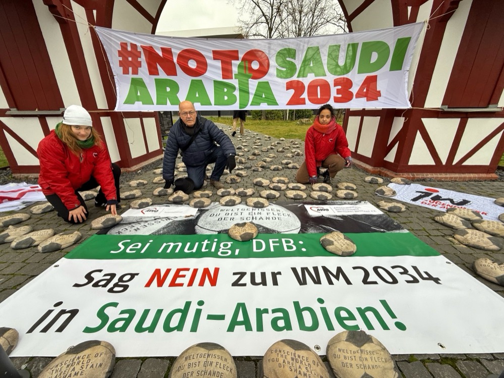 Gegen die Vergabe der WM nach Saudi-Arabien protestierten AWO International, AWO Westliches Westfalen und das Fan-Bündnis Fairness United vor der DFB-Zentrale in Frankfurt.