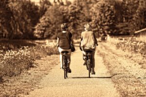 Fahrrad fahren, 2 Frauen