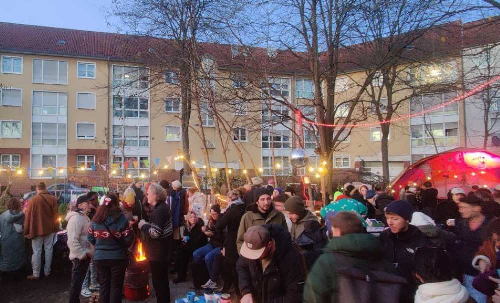 Zusammenkommen-mit-und-ohne-Frust-am-Tag-der-Bundestagswahl-Wahlrunde-Demonstration-Gemeinsam-gegen-den-Rechtsruck-und-Aktionen-in-der-Nordstadt